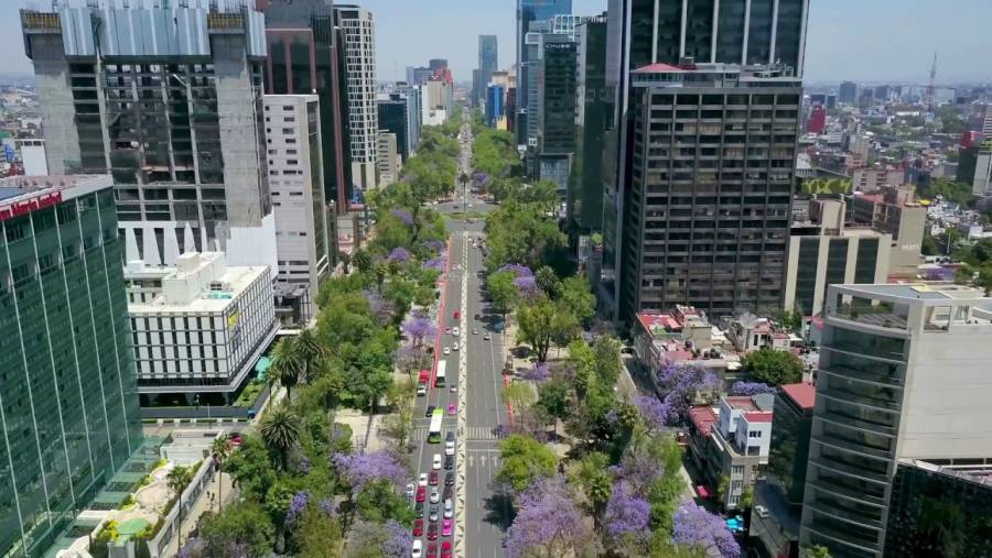 Mujer da a luz en un vehículo sobre Paseo de la Reforma