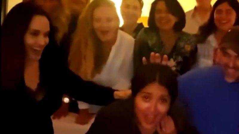 Video | Angelina Jolie empuja en el pastel a Salma Hayek por su cumpleaños 55