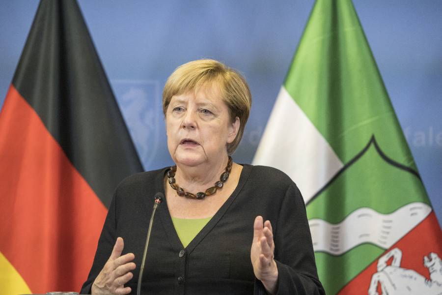 Merkel pide dialogar con talibanes para continuar con las evacuaciones en Afganistán