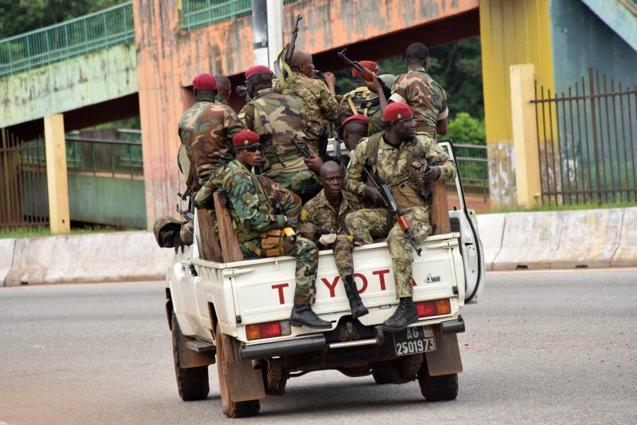 Militares dan golpe de Estado en Guinea; capturan al presidente Condé