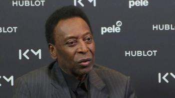Operan a Pel&eacute; de un tumor en el colon