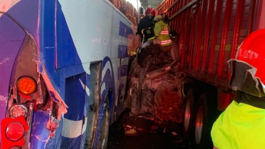 “Carambola” en autopista México-Puebla deja dos personas prensadas