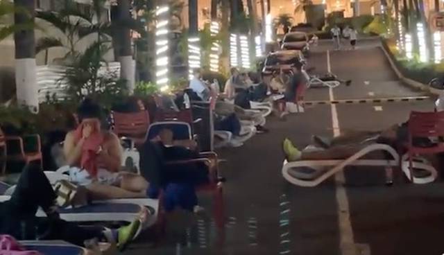 No quisieron regresar a los hoteles, turistas duermen en las calles tras el sismo en Acapulco