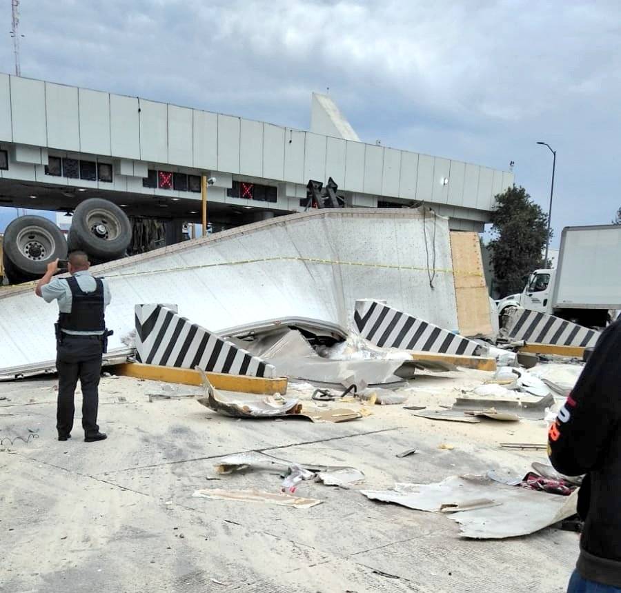 Tráiler se queda sin frenos y embiste a varios autos en la México-Puebla