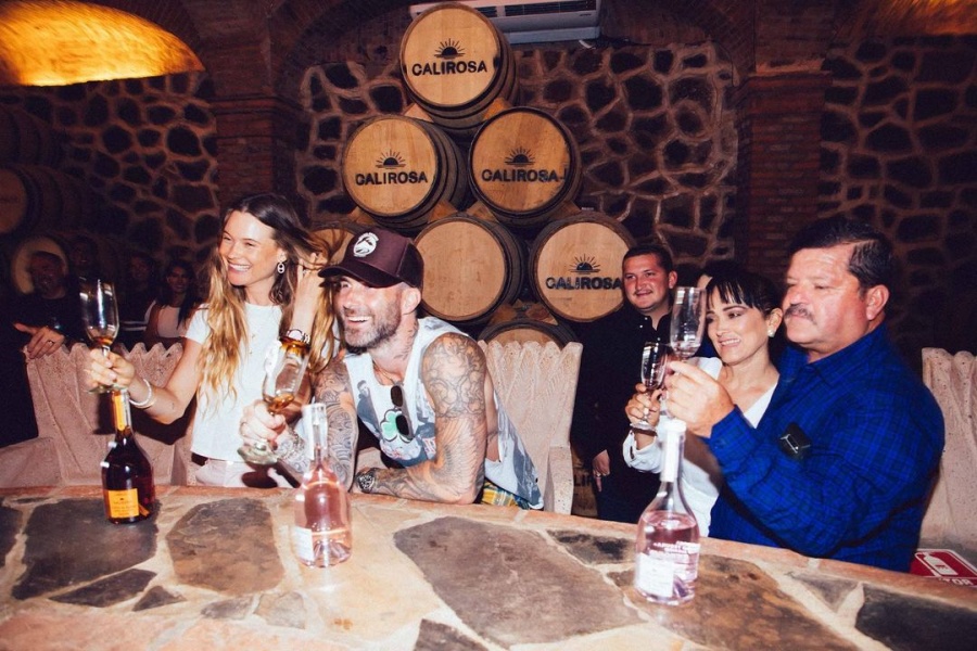 Sorprende Adam Levine al lanzar su propia marca de tequila Calirosa