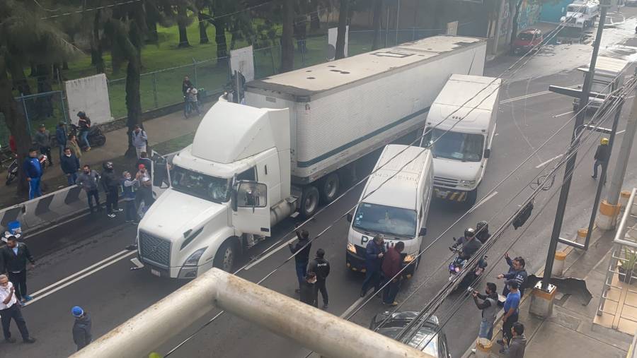 Tráiler embiste a varios vehículos en Iztacalco