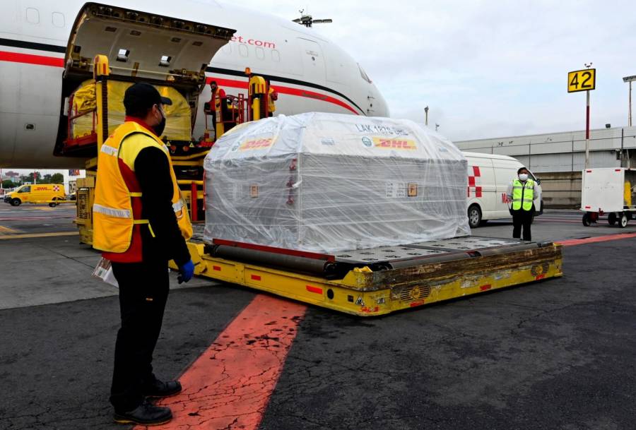 Llega a M&eacute;xico un nuevo lote de vacunas de AztraZeneca