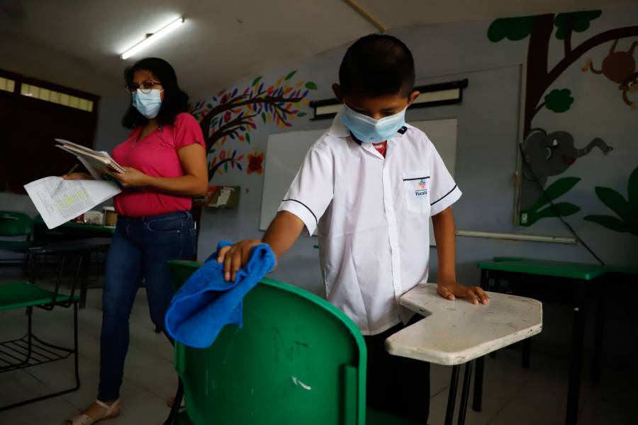 Con pocos casos de COVID-19 en escuelas, no es necesario cerrar: Sheinbaum