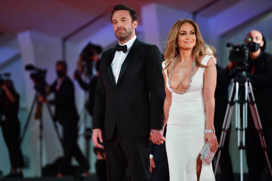 Junto a Ben Affleck, Jennifer Lopez deslumbra con vestido enjoyado