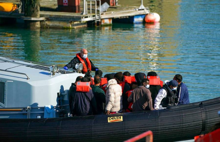 En Francia rescatan a 126 migrantes en el mar
