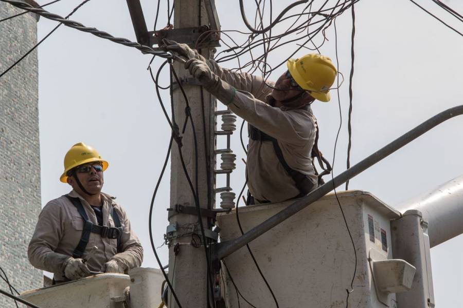 CFE restablece 63% del servicio eléctrico tras paso de huracán Olaf en Baja California Sur
