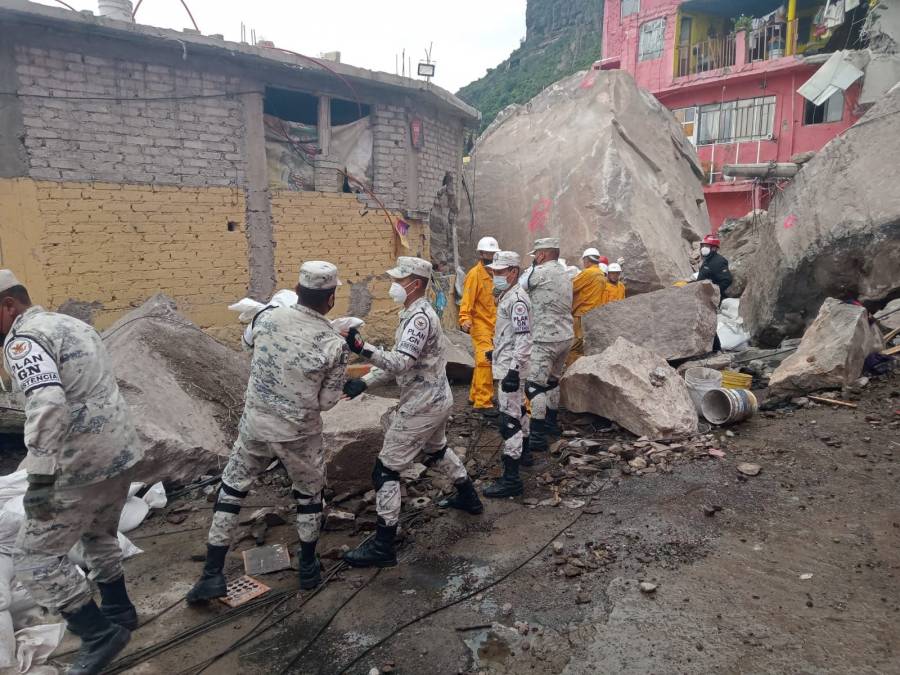 La Guardia Nacional ayuda a desalojar a familias ante el riesgo de nuevos deslaves en el Cerro de Chiquihuite