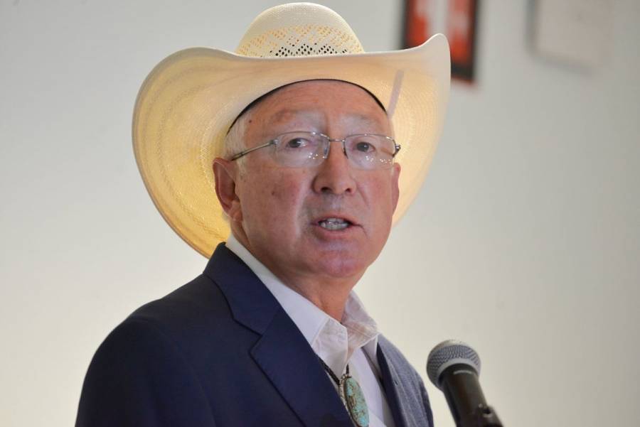 Ken Salazar llega a M&eacute;xico para impulsar agenda migratoria y de seguridad