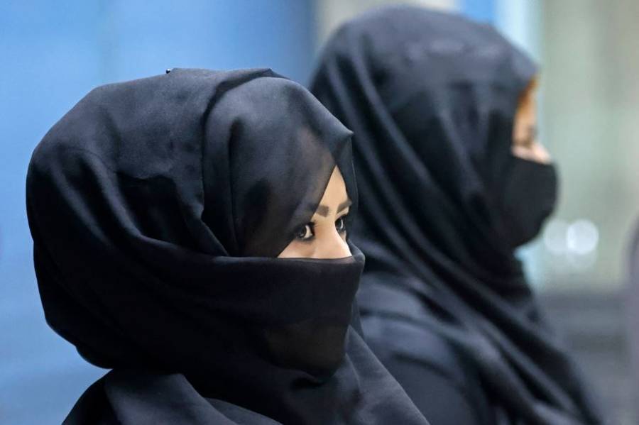 Los talibanes permitirán que las mujeres estudien, pero separadas de hombres