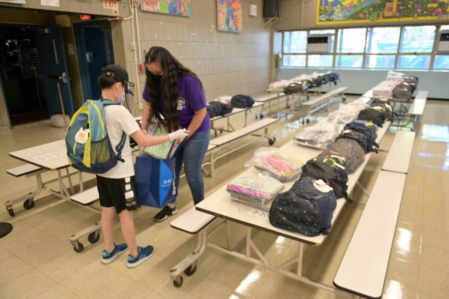 Regresan a las aulas un millón de estudiantes en Nueva York