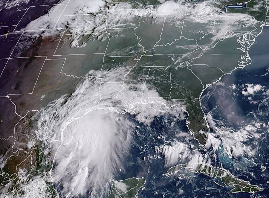 Huracán Nicholas toca tierra en costas de Texas