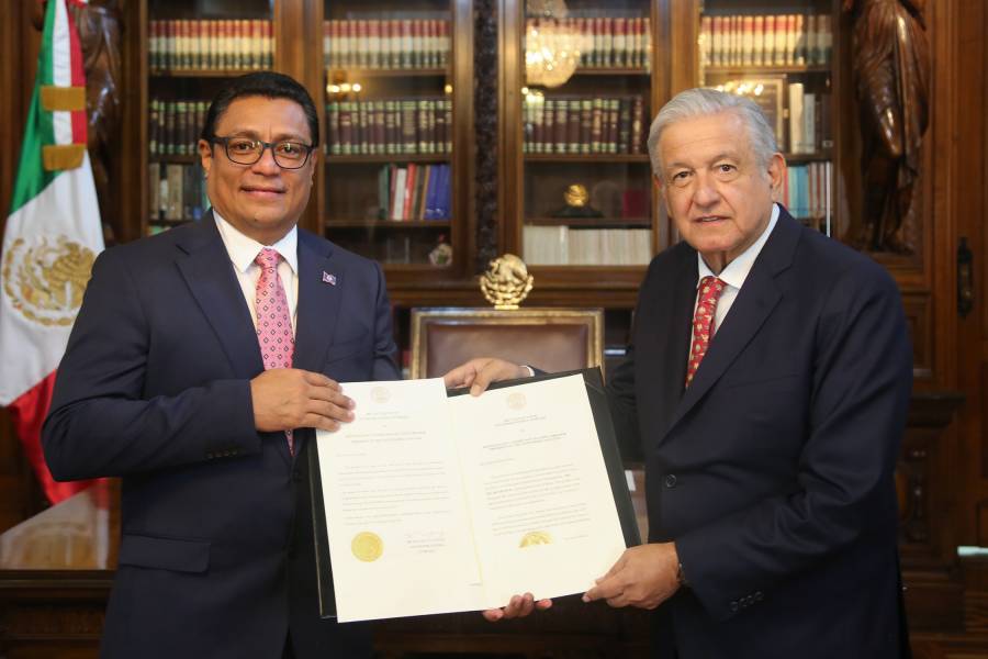 AMLO recibe cartas credenciales de 10 embajadores