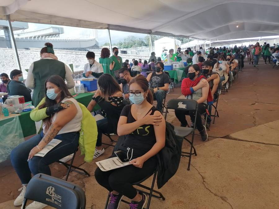 Avanza vacunación contra COVID-19 en el Estadio Olímpico Universitario