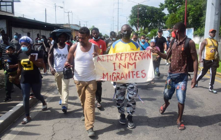 Migrantes marchan en Tapachula; demandan libre tránsito hacia EEUU