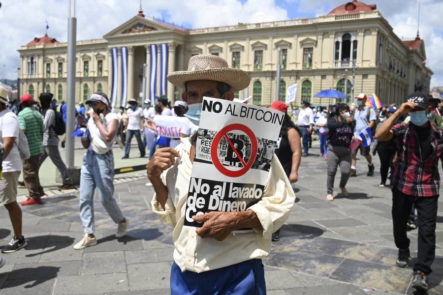 Protestan en El Salvador contra el bitcoin y Bukele