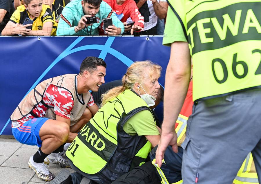 Cristiano Ronaldo propina balonazo a guardia de seguridad y le regala playera del ManU