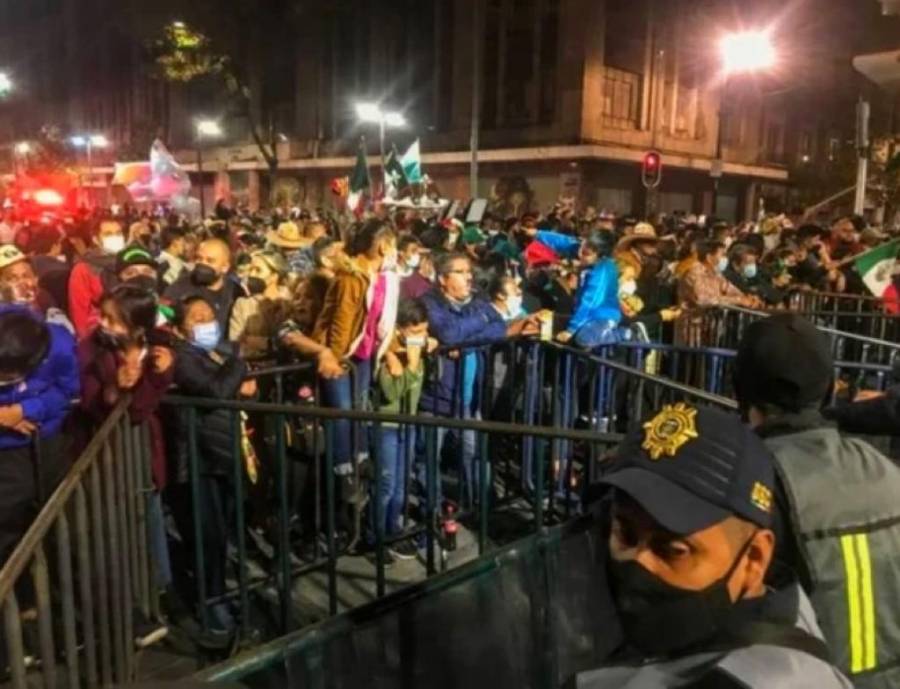 Capitalinos y turistas dececpionados tras encontrarse con el acceso al Zócalo bloqueado