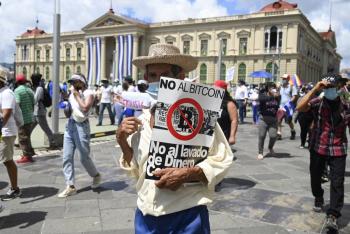 Protestan en El Salvador contra el bitcoin y Bukele
