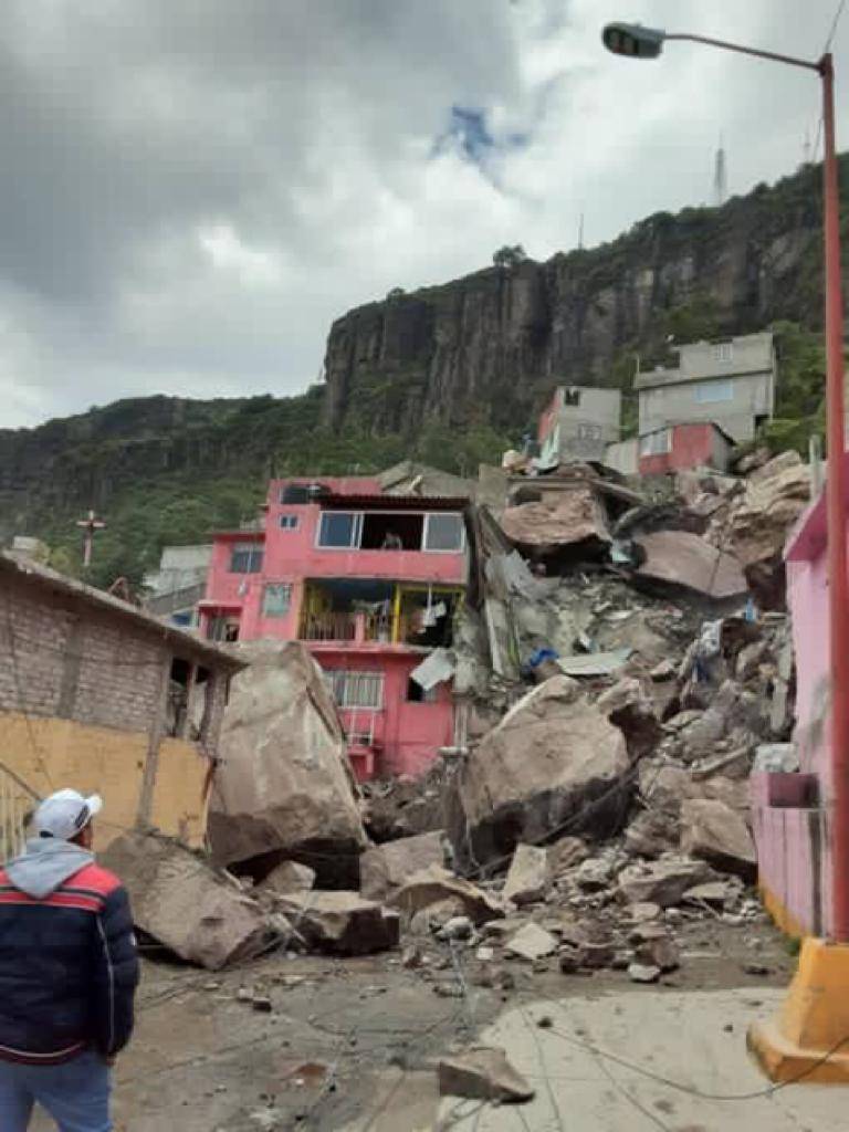 Sale del hospital Jessica Karen Martínez,  sobreviviente del derrumbe en Cerro del Chiquihuite