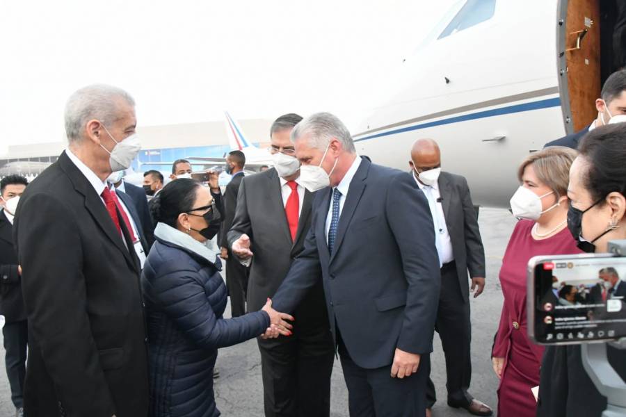 Miguel Díaz-Canel fue recibido por Marcelo Ebrard a su llegada al AICM