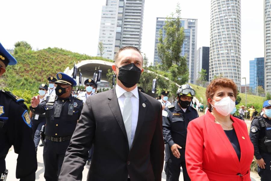 Adrián Rubalcava encabeza desfile conmemorativo por inicio de Independencia de México