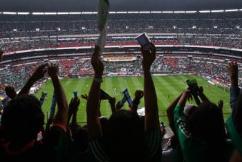 Corriendo aficionados de estadios, la Liga MX erradica el grito “homof&oacute;bico”