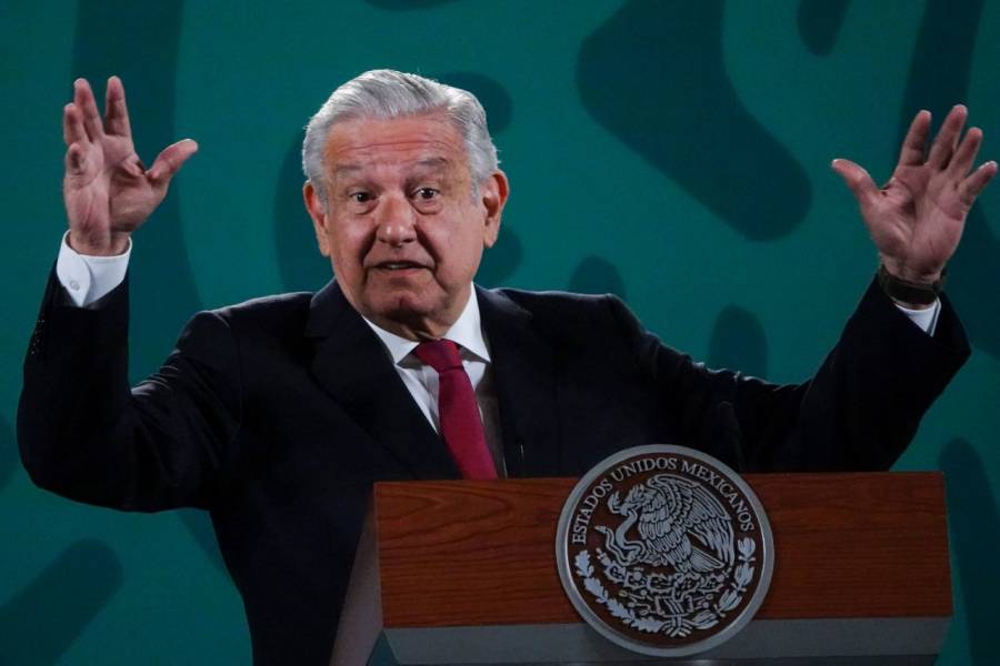 López Obrador reprocha a Claudio X. González su oposición a la ley de revocación de mandato