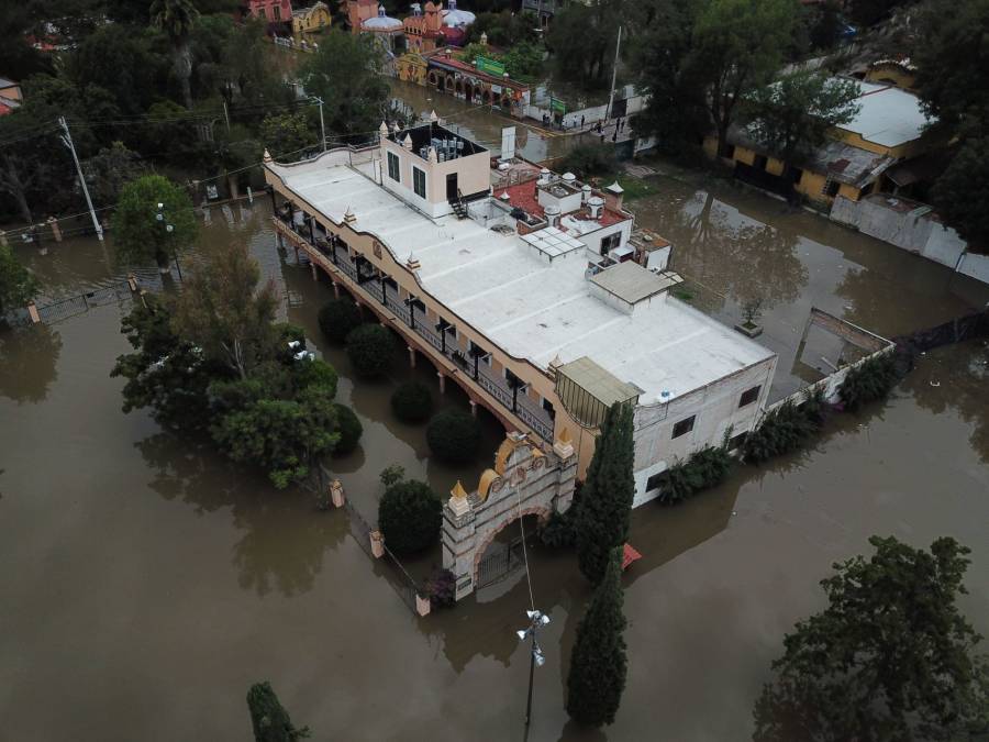 Se desborda presa Centenario; inunda zonas de Tequisquiapan