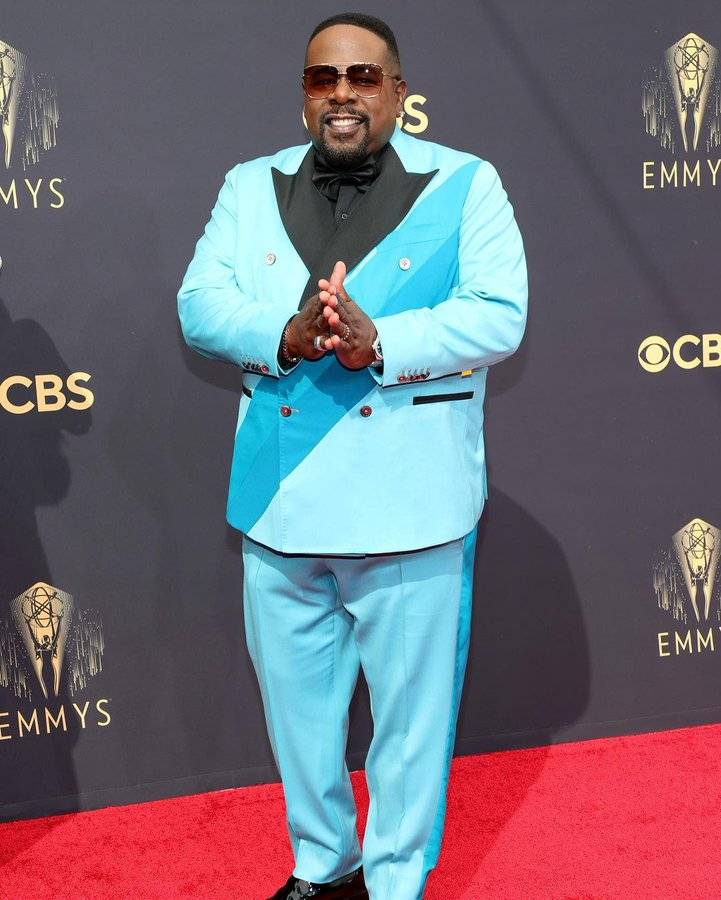 Cedric the Entertainer abrió con un número musical los Emmys