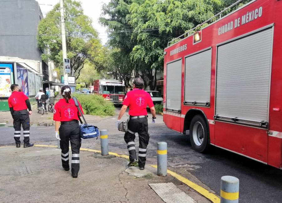 Bomberos atienden flamazo en edificio de la Condesa
