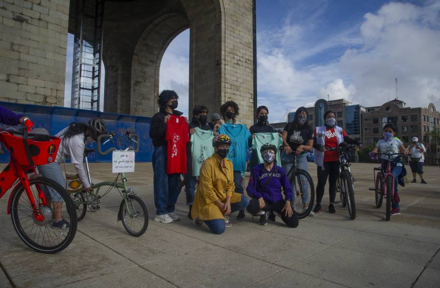 En CDMX, j&oacute;venes afganas refugiadas pasean en bicicleta