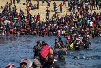 Para frenar migraci&oacute;n, EEUU cierra su frontera con M&eacute;xico en Del R&iacute;o, Texas
