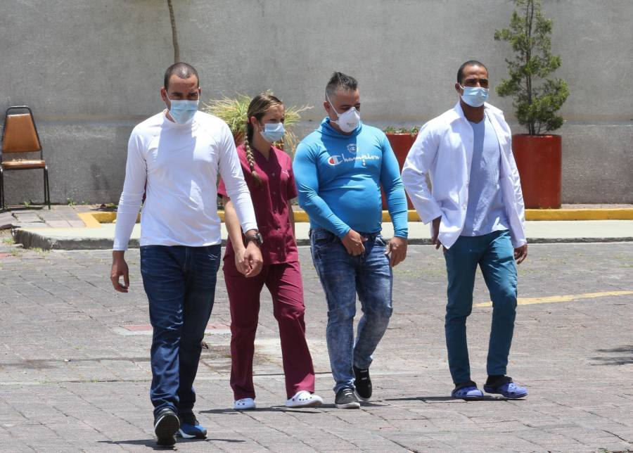 Denuncian fraude de gobierno federal y de la CDMX con médicos cubanos