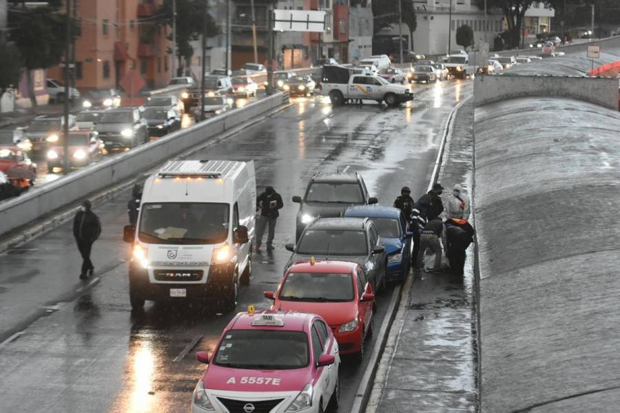 Muere hombre sobre carriles del Viaducto; al parecer se suicidó
