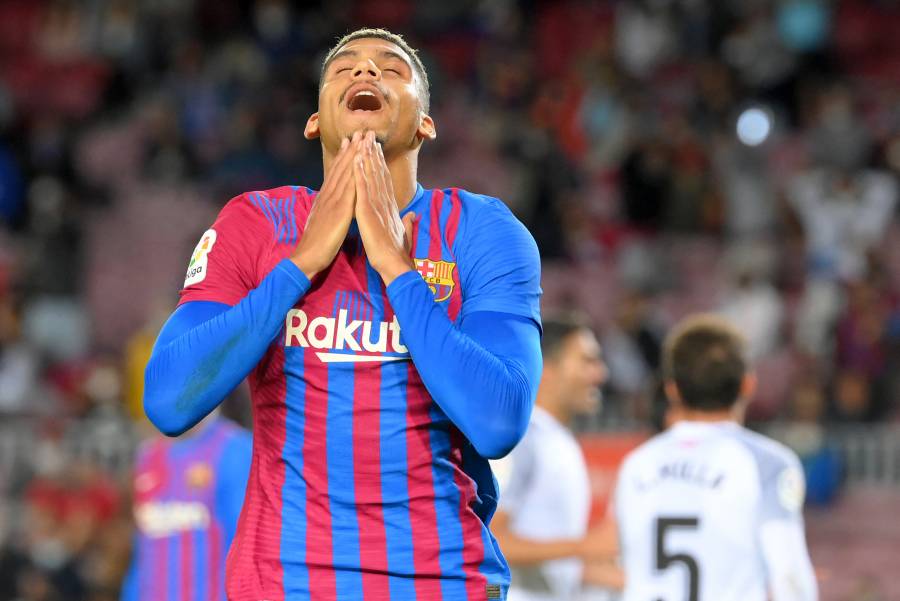 Araújo salva el empate para un Barcelona en crisis