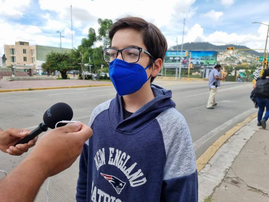 Obtiene amparo para vacunar a menor y viraliza documento para que sea usado