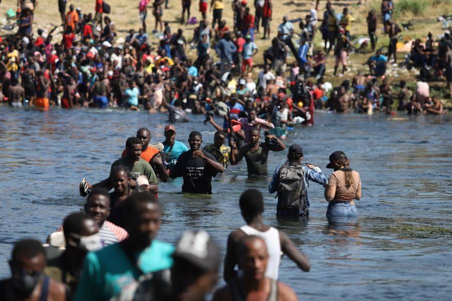 Expulsados en masa de Texas, haitianos regresan humillados y temerosos a su país en ruinas