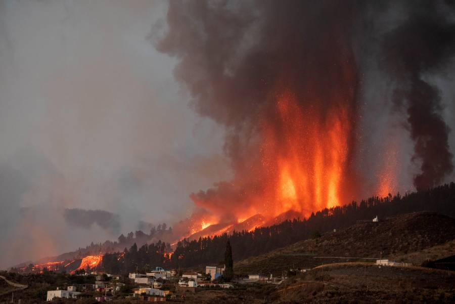 Advierten explosiones y gases nocivos cuando lava entre al mar en La Palma