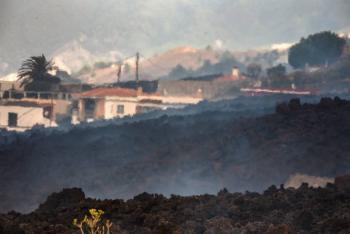 Volc&aacute;n Cumbre Vieja destruye un centenar de casas; evac&uacute;an a m&aacute;s de 5 mil personas