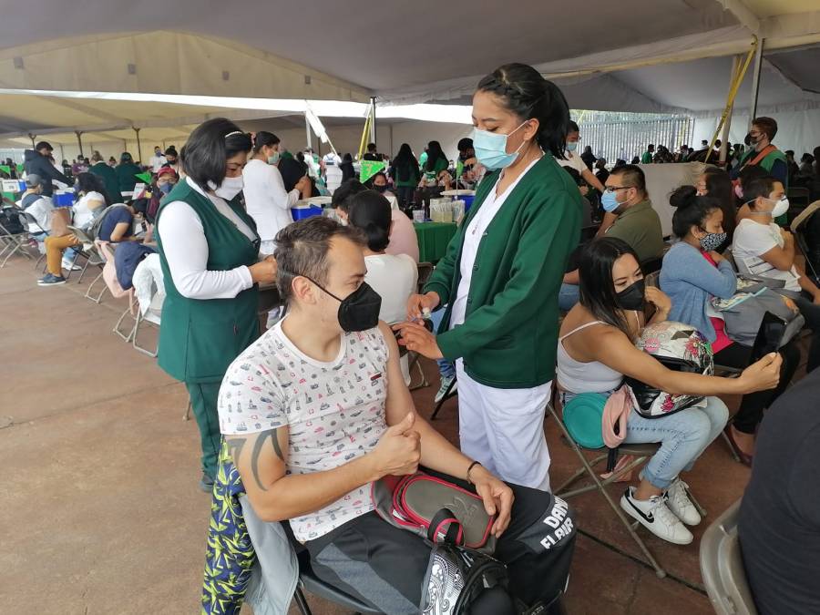 Aplican en el Olímpico Universitario más de 14 mil vacunas contra COVID-19 a personas de 30 a 39 años
