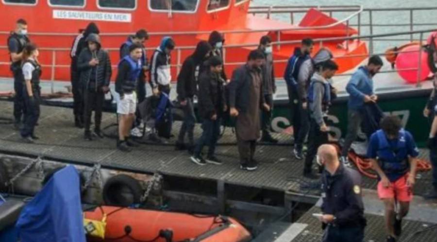 Rescatan a 154 migrantes que buscaban llegar a Inglaterra
