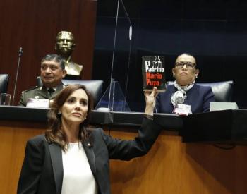 Acusan colusi&oacute;n del gobierno con el crimen; Lilly T&eacute;llez regala “El Padrino” a titular de SSPC