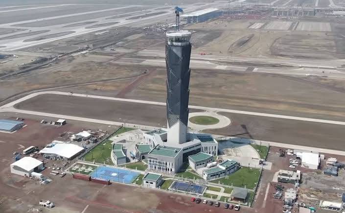 La Torre de Control de Santa Lucía está inclinada: arquitecto