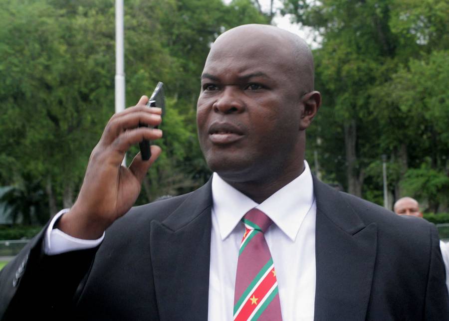 Vicepresidente de Surinam, buscado por la Interpol, juega en Concachampions