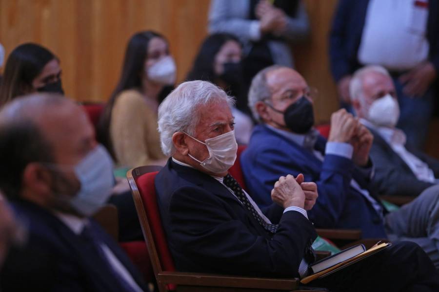 Vargas Llosa critica “ataques” de AMLO a la prensa